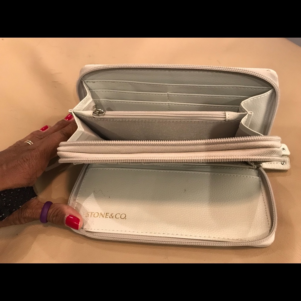 Spacious white wallet - Picture 4 of 5